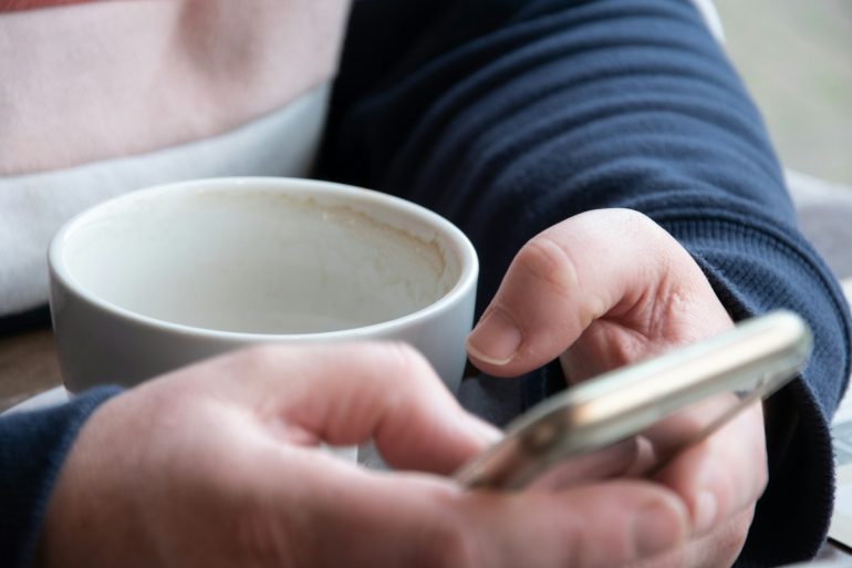 Van wie is het telefoonnummer 010 3180204